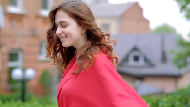 Vrouw genieten twirling lachen schattige vertrouwen — Stockvideo