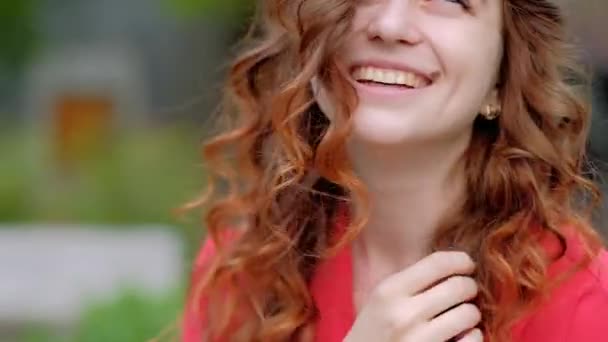 Радісна щаслива жінка сміється впевнена краса фігурна — стокове відео