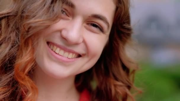 Boldog mosolygó nő gyömbér haja anyajegy — Stock videók