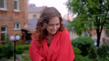 güzellik kadın gülmek mutlu rahat yürümek