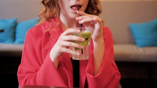 Nő iszik friss citromos koktélgondtalan szabadidő — Stock videók