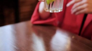 eğlence içmek Bayan limon kokteyl taze