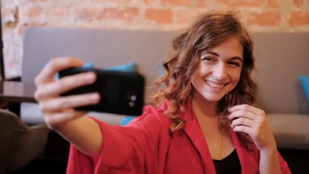 Donna selfie caffè vanità auto ammirazione spensierata — Video Stock