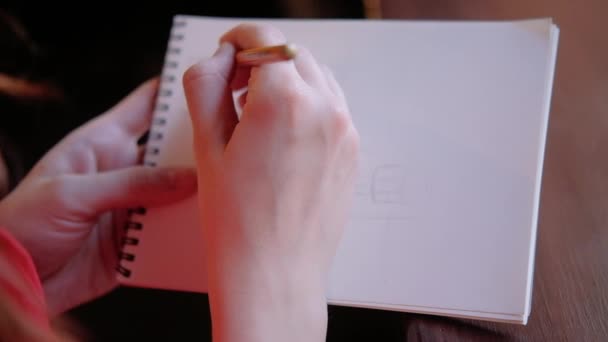 Kreslení hobby nerozpoznatelná žena náčškání — Stock video