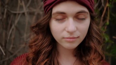 göz temas kadın gülümseyen trendy Boho
