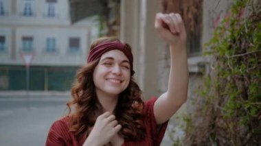 dans kız mutlu rahat yürümek bohem