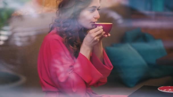 Cinta kopi wanita merah minum cangkir menyenangkan kaca — Stok Video