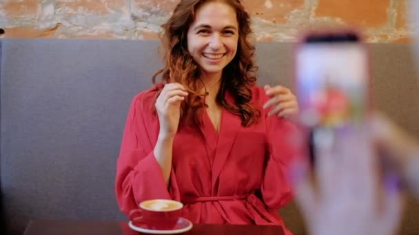 Sesión de fotos móvil mujer joven posando café coqueta — Vídeos de Stock