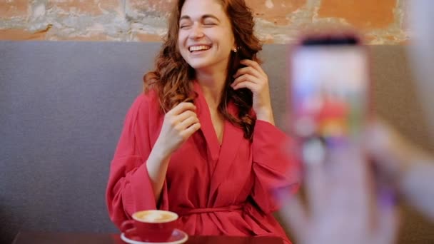 Флиртующая улыбающаяся женщина позирует на досуге мобильное фото — стоковое видео