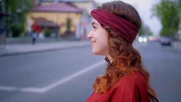 Mujer caminando ciudad urbano bohemio estilo de vida — Vídeos de Stock
