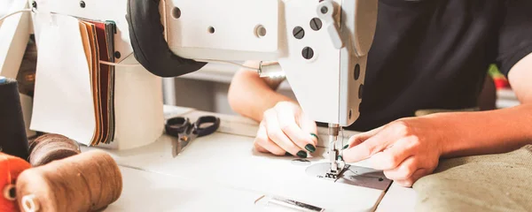 Bespoke service seamstress threading needle — Stock Photo, Image