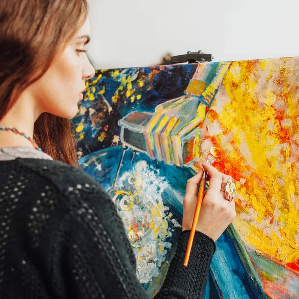 Painting process artist creating abstract artwork — Stock Photo, Image