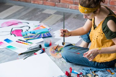 sanat terapisi bayan boyama soyut sanat eserleri