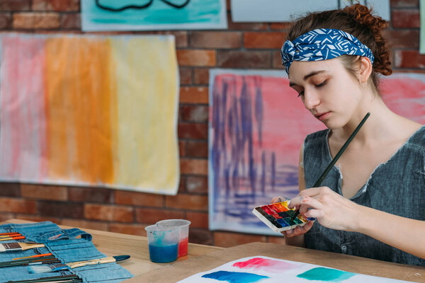 вдохновляющие абстрактные произведения левостороннего художника
