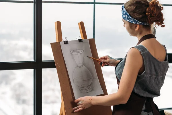 Мистецький клас молода леді малюнок ескіз ваза студія — стокове фото