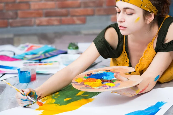 Hobby recreação criativo artista feminino pintura — Fotografia de Stock