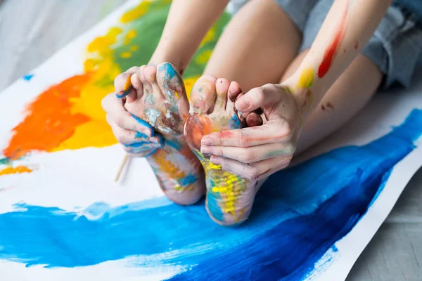 Diversão lazer pés mãos sujo pintura multicolor — Fotografia de Stock