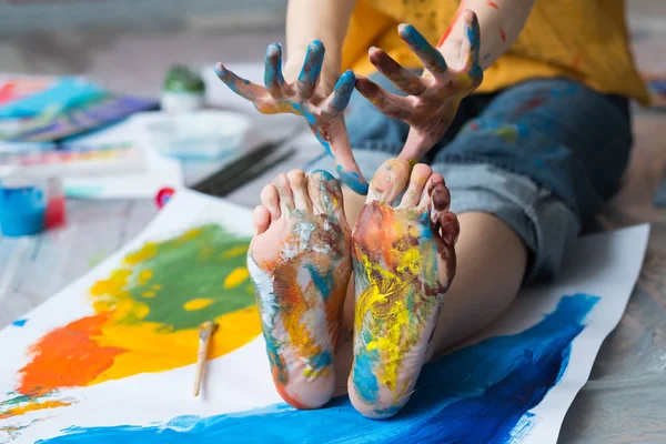 Diversão lazer pés mãos sujo pintura multicolor — Fotografia de Stock