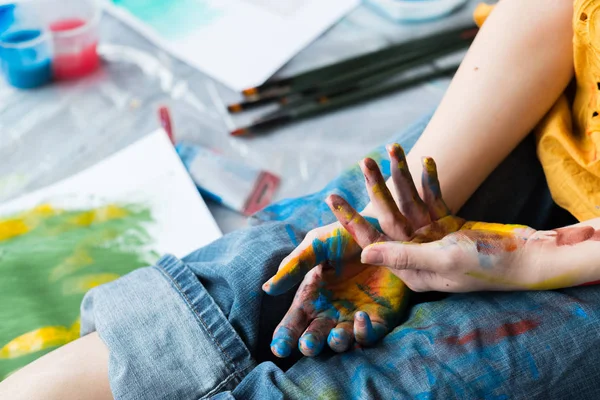 Criatividade crise artista mãos pintura colorida — Fotografia de Stock