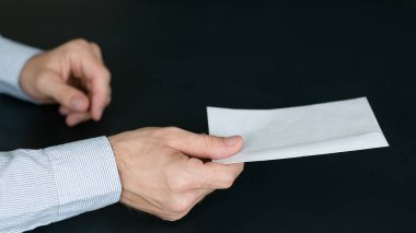 posta teslim servisi adam zarf mektubu geçen