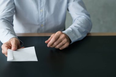 beyaz zarf geçen iş yazışmaadam