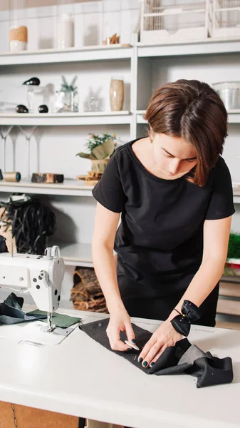 Atelier tailleur couturière dessin motif tissu — Photo