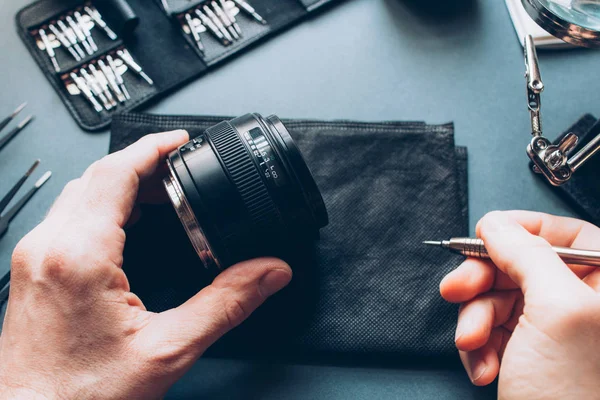 Technische onderhoudsondersteuning fotocamera lens reparatie — Stockfoto