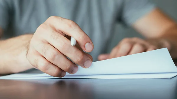 Juridische documenten papierwerk man ondertekening contract — Stockfoto