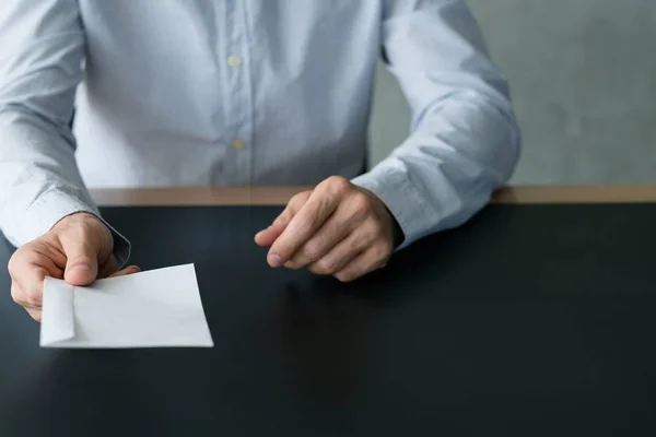 Homem correspondência de negócios passando envelope branco — Fotografia de Stock