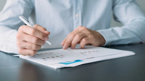 Business Analysis man werken grafieken grafieken — Stockfoto