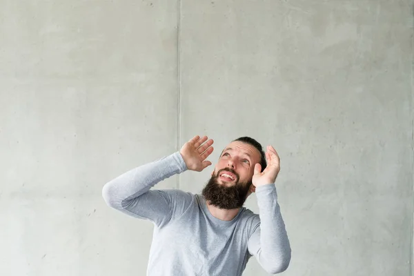 Scared bearded hipster guy gray wall background — Stock Photo, Image