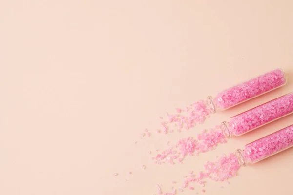 Diy banho sal frascos de óleo essencial cristais rosa — Fotografia de Stock