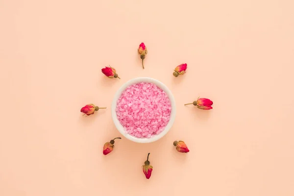 Naturalne składniki kosmetyczne Rose pąki sól do kąpieli — Zdjęcie stockowe