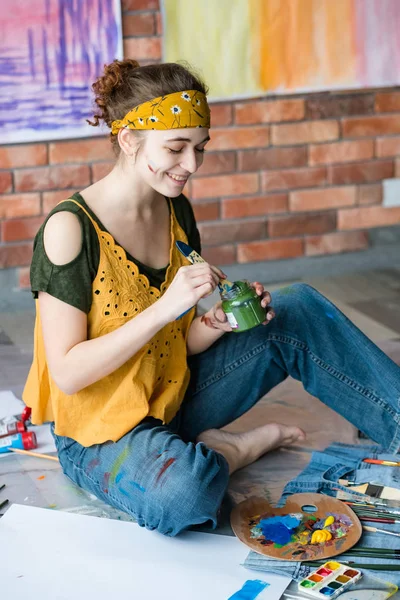 soyut sanat eserleri yaratan sanat terapisi ressamı