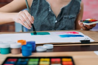 soyut sanat eseri yaratan çağdaş sanat ressamı