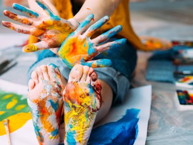 modern sanat festivali ayaklar çok renkli boya