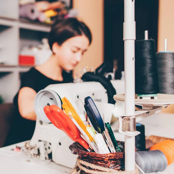 Krejčí dílna krejčímu pracovat šicí stroj — Stock fotografie