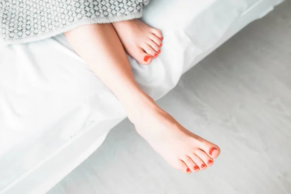 Φροντίδα σώματος ευεξία ξυπόλητη γυναίκα πόδια κρεβάτι — Φωτογραφία Αρχείου