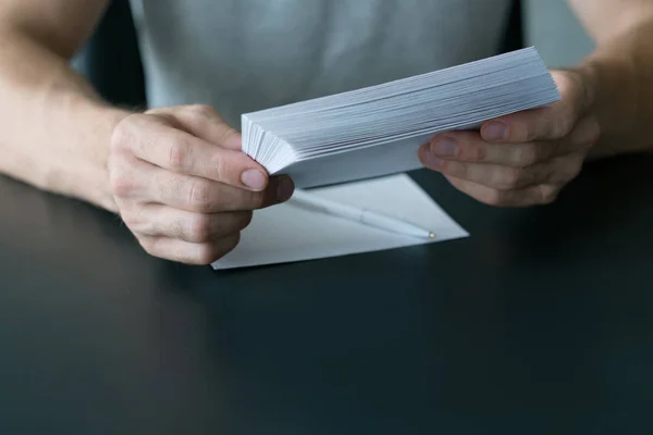 Convite carta homem pilha folhas de papel branco — Fotografia de Stock
