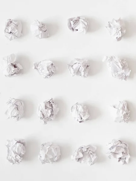 Resíduos de redução de linhas de bola de papel fundo branco — Fotografia de Stock