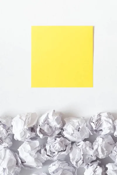 Inspiración blanco bola de papel arrugado nota amarilla — Foto de Stock