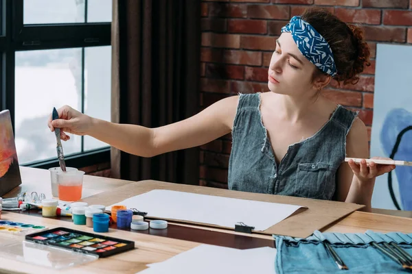 Hobby leisure female artist painting workshop — Stock Photo, Image