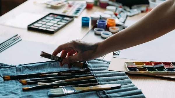 Taller de arte pintor profesional escogiendo cepillo — Foto de Stock