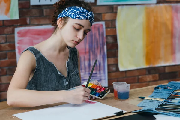 Art school young lady painting watercolor artworks — Stock Photo, Image