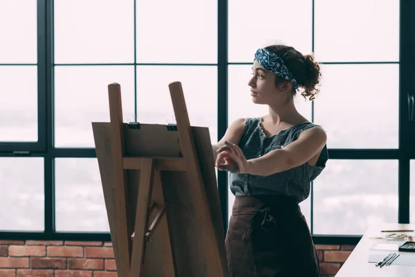 École d'art jeune dame apprentissage peinture chevalet — Photo