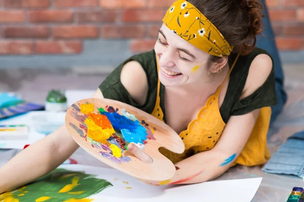 Casa arte estudio feliz mujer pintor paleta —  Fotos de Stock