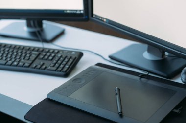 web grafik tasarım 3d sanatçı işyeri tablet