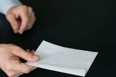 yazılı bildirim alan posta dağıtım hizmeti adam