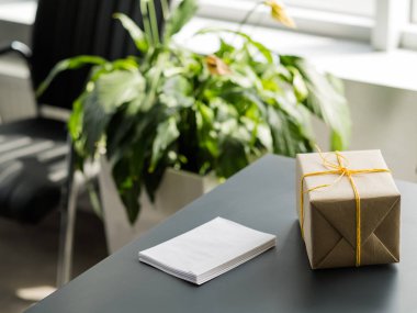 kurumsal doğum günü partisi paketlenmiş hediye kutusu masası