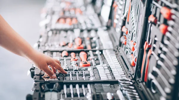 Strumento negozio vetrina operaio scegliendo strumenti — Foto Stock